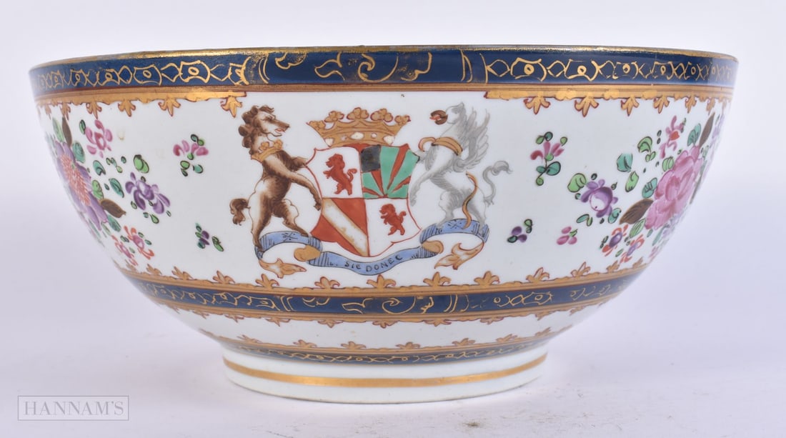 A 19TH CENTURY FRENCH SAMSONS OR PARIS ARMORIAL PORCELAIN BOWL modelled in the Qianlong manner. 25 c: A 19TH CENTURY FRENCH SAMSONS OR PARIS ARMORIAL PORCELAIN BOWL modelled in the Qianlong manner. 25 cm wide.