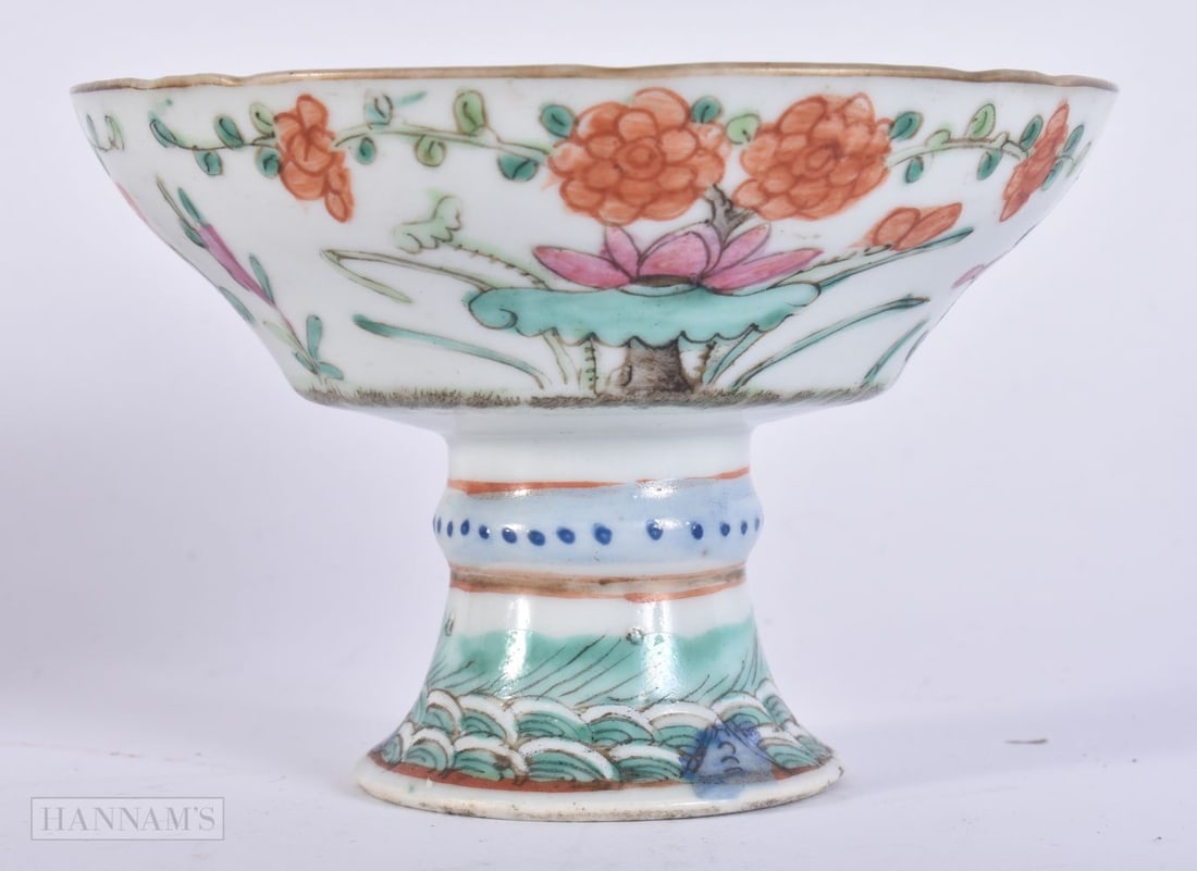 A LATE 19TH CENTURY CHINESE FAMILLE ROSE PORCELAIN PEDESTAL DISH Late Qing. 12 cm wide. (1 of 5)