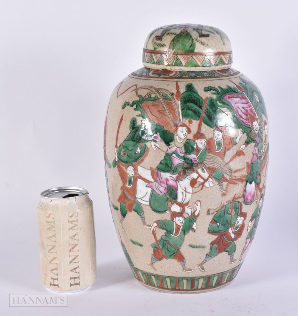 A LARGE 19TH CENTURY CHINESE FAMILLE VERTE PORCELAIN JAR AND COVER Late Qing. 32 cm. 14 cm.: A LARGE 19TH CENTURY CHINESE FAMILLE VERTE PORCELAIN JAR AND COVER Late Qing. 32 cm. 14 cm.
