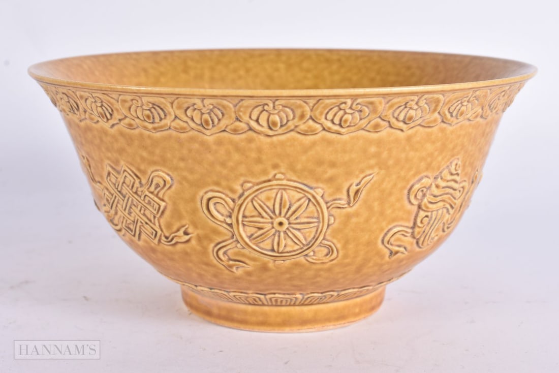 A CHINESE YELLOW PORCELAIN BOWL. 16.5 cm wide.: A CHINESE YELLOW PORCELAIN BOWL. 16.5 cm wide.