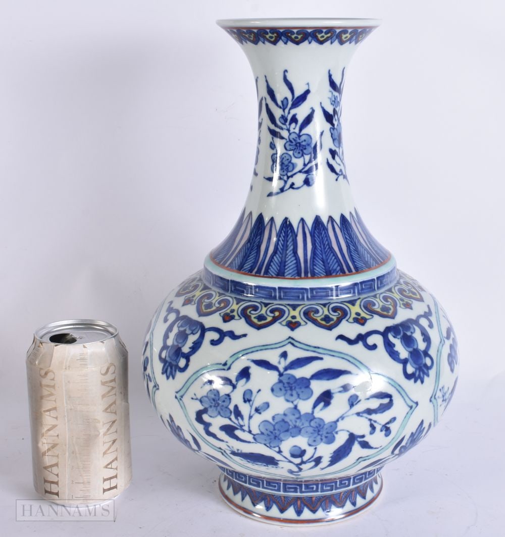 A CHINESE BLUE AND WHITE PORCELAIN VASE. 31 cm high.: A CHINESE BLUE AND WHITE PORCELAIN VASE. 31 cm high.