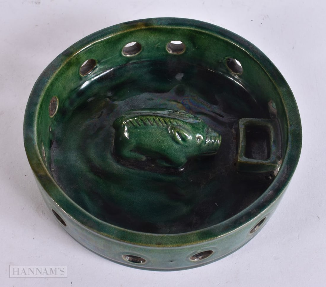 A CHINESE GREEN GLAZED INCENSE BURNER. 14 cm wide.: A CHINESE GREEN GLAZED INCENSE BURNER. 14 cm wide.