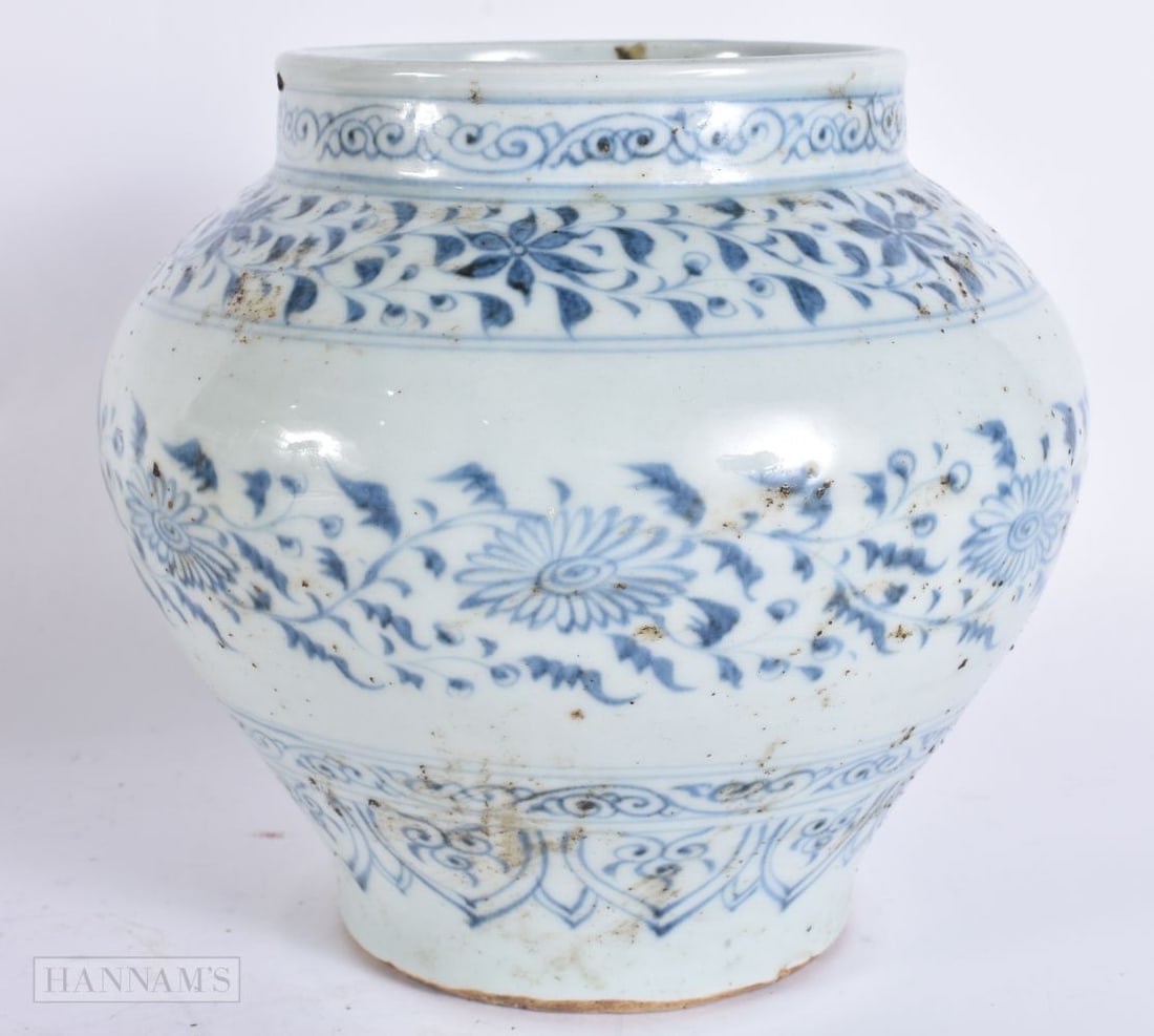 A CHINESE BLUE AND WHITE PORCELAIN JAR. 18 cm x 13 cm. (1 of 4)