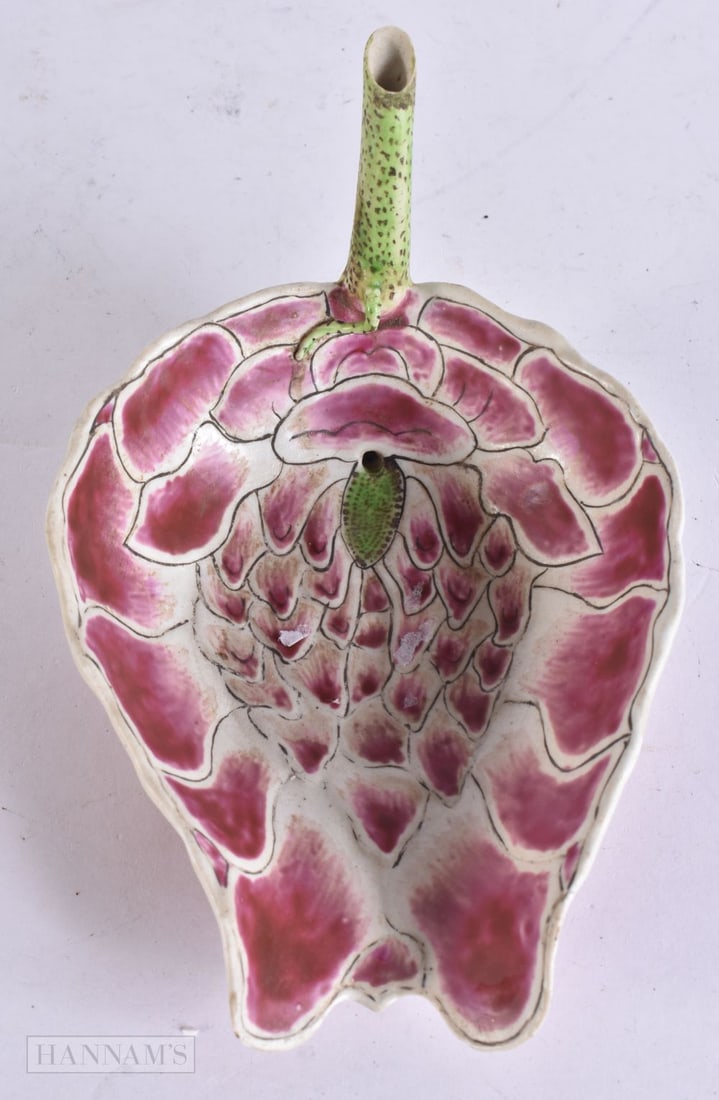 A CHINESE PORCELAIN LEAF FORM DISH. 16 cm wide. (1 of 4)