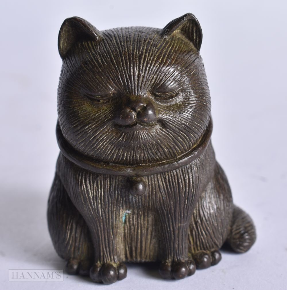 A JAPANESE BRONZE CAT. 6 cm x 4 cm.: A JAPANESE BRONZE CAT. 6 cm x 4 cm.