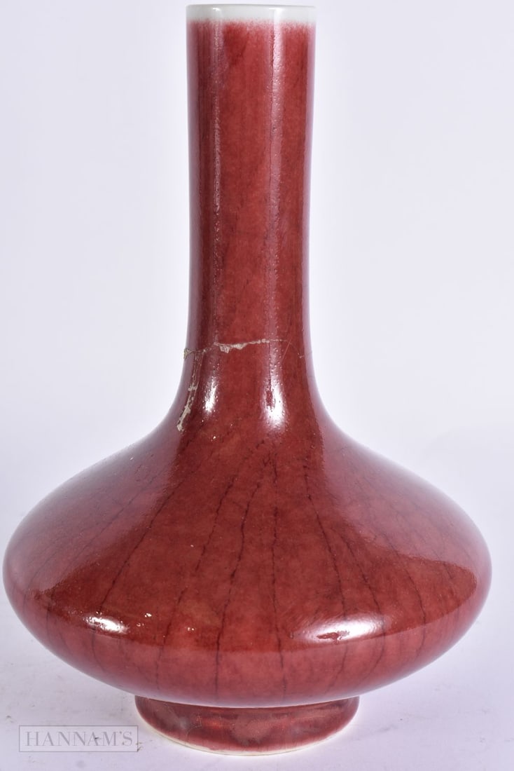 A CHINESE QING DYNASTY SANG DU BOEUF PORCELAIN VASE bearing Chenghua marks to base. 19.5 cm high.: A CHINESE QING DYNASTY SANG DU BOEUF PORCELAIN VASE bearing Chenghua marks to base. 19.5 cm high.