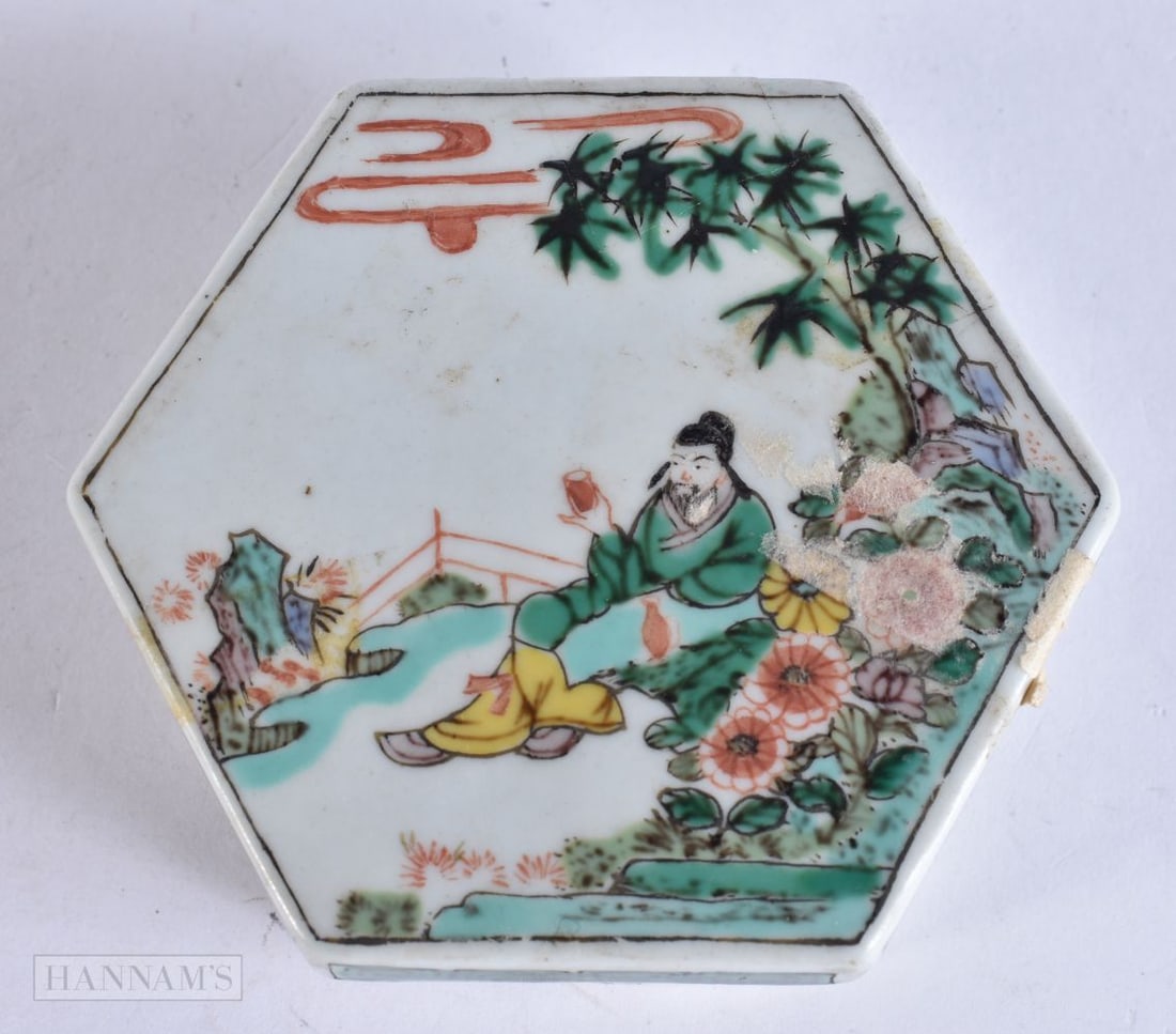 A CHINESE FAMILLE VERTE PORCELAIN BOX AND COVER. 9.5 cm wide.: A CHINESE FAMILLE VERTE PORCELAIN BOX AND COVER. 9.5 cm wide.