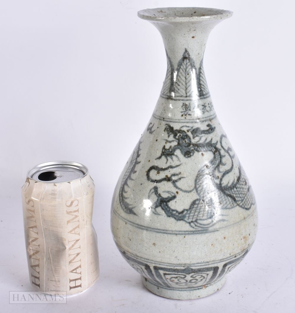 A CHINESE BLUE AND WHITE VASE. 25.5 cm high.: A CHINESE BLUE AND WHITE VASE. 25.5 cm high.