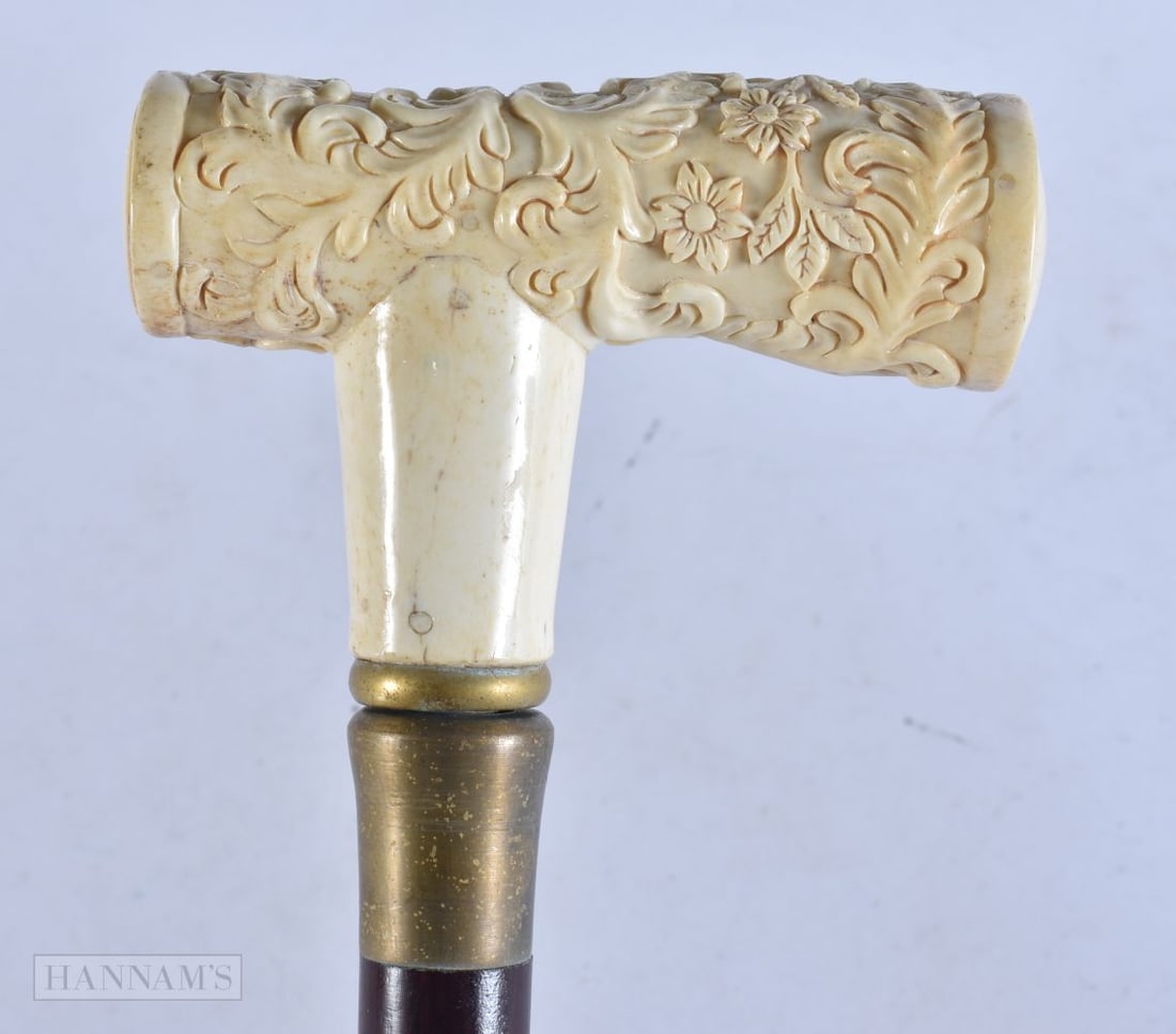 A NOVELTY BONE WALKING CANE. 92 cm long.: A NOVELTY BONE WALKING CANE. 92 cm long.