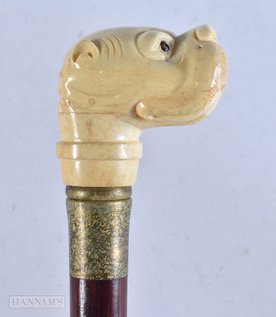 A NOVELTY BONE WALKING CANE. 92 cm long.: A NOVELTY BONE WALKING CANE. 92 cm long.