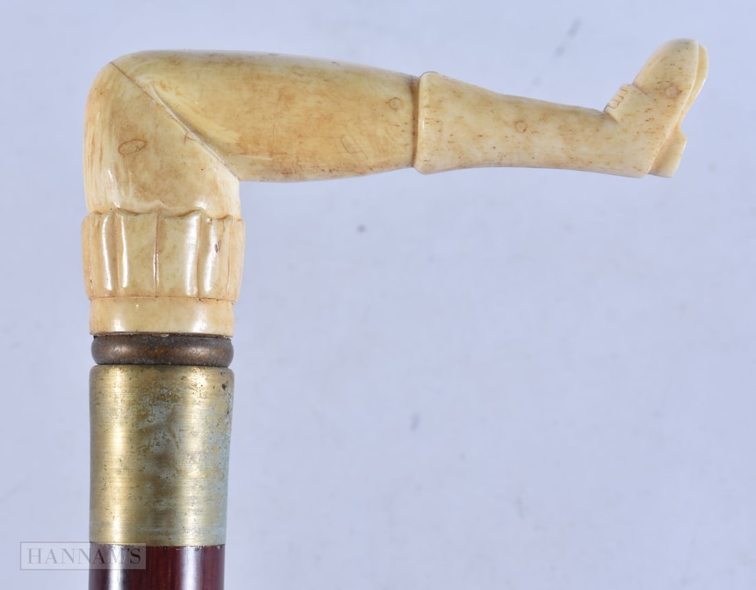 A NOVELTY BONE WALKING CANE. 92 cm long.: A NOVELTY BONE WALKING CANE. 92 cm long.