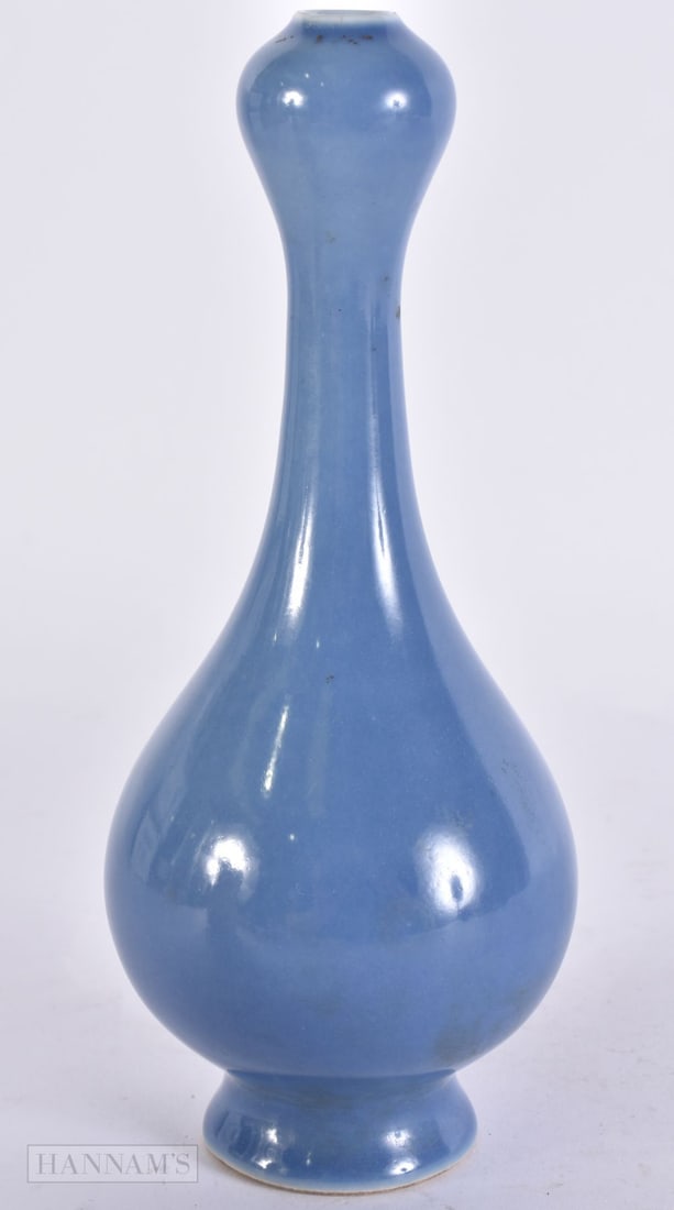 A CHINESE BLUE MONOCHROME GARLIC NECK VASE. 18 cm high.: A CHINESE BLUE MONOCHROME GARLIC NECK VASE. 18 cm high.