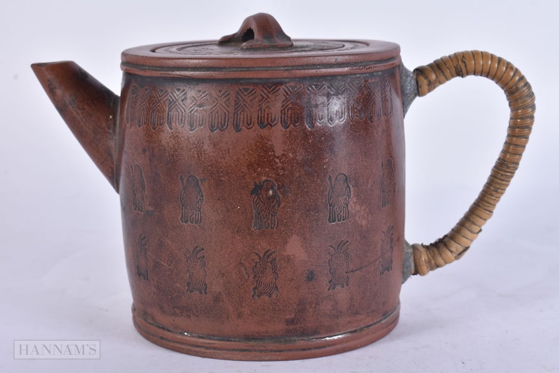 A LATE 19TH CENTURY CHINESE YIXING POTTERY TEAPOT AND COVER. 15 cm wide.: A LATE 19TH CENTURY CHINESE YIXING POTTERY TEAPOT AND COVER. 15 cm wide.