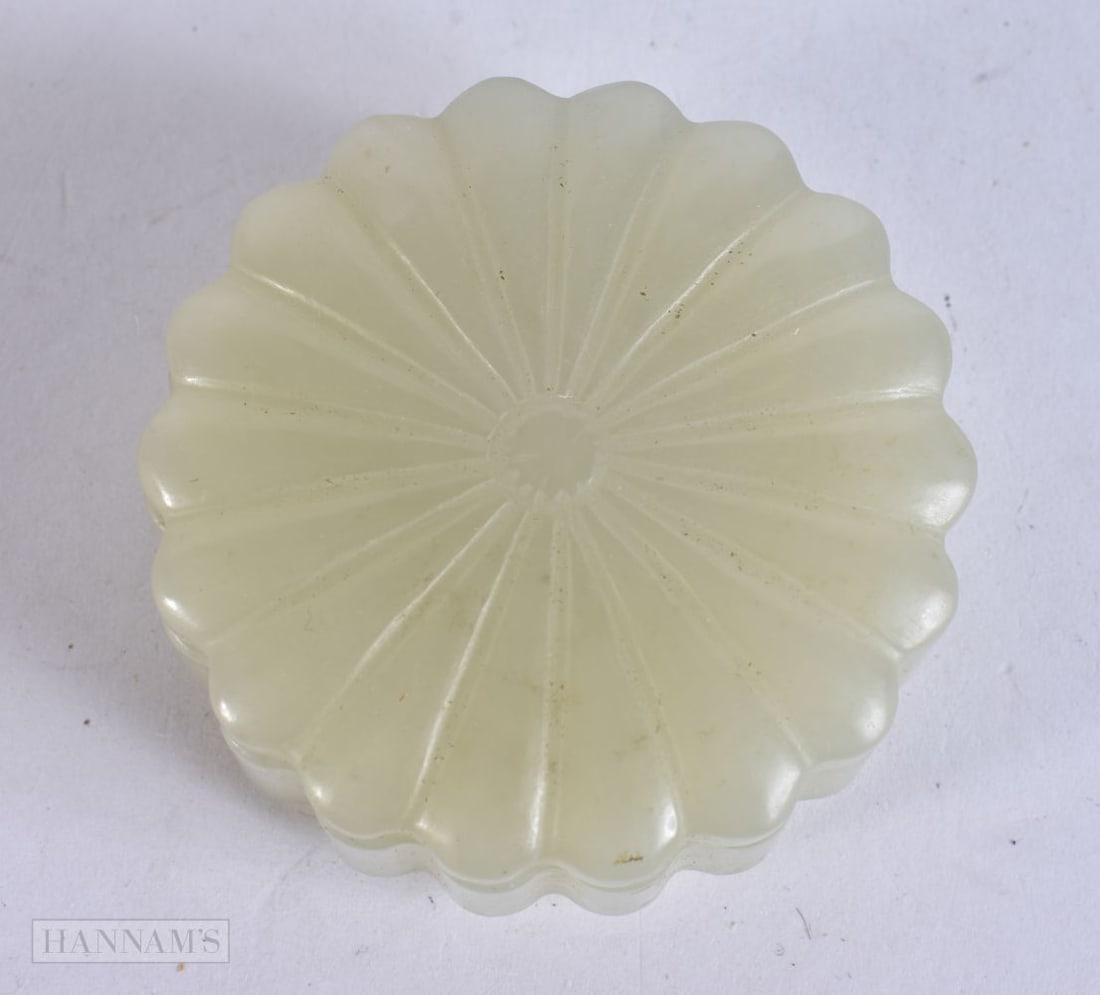 A CHINESE JADE BOX AND COVER. 5.75 cm wide.: A CHINESE JADE BOX AND COVER. 5.75 cm wide.