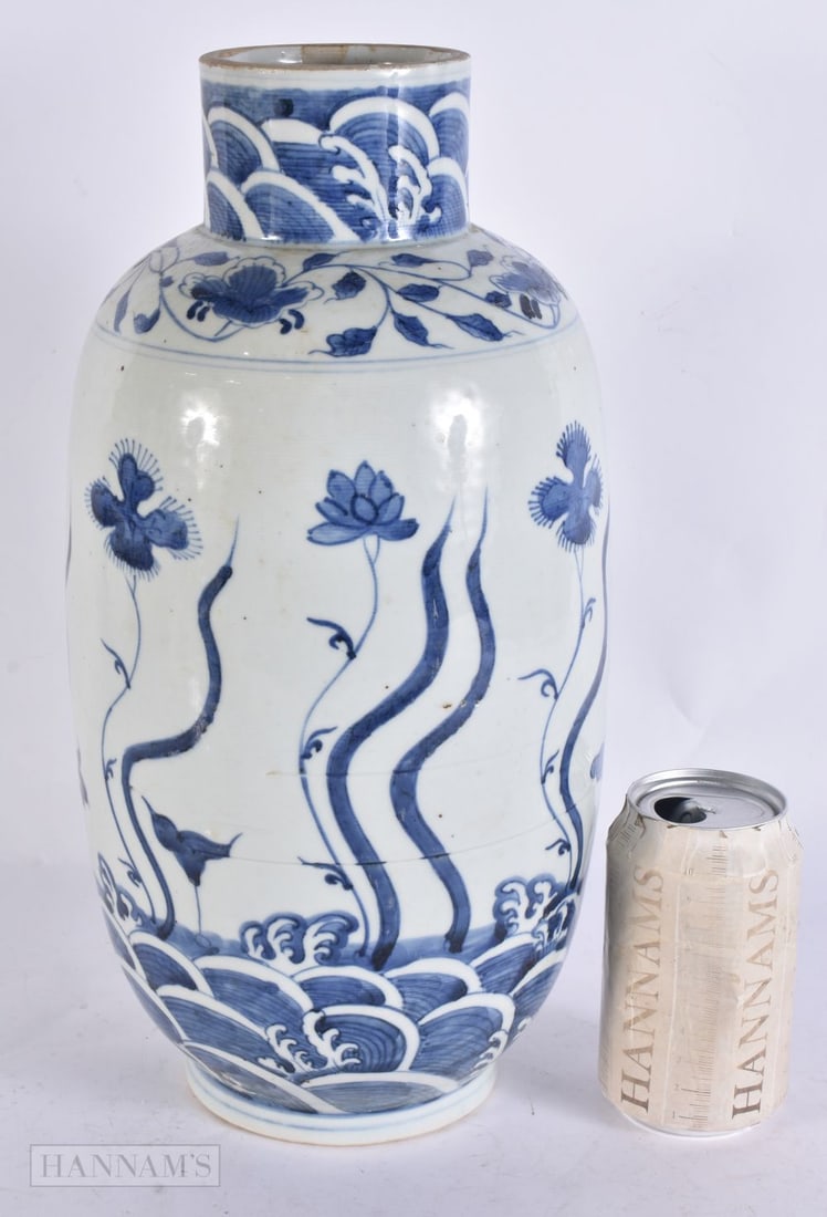 A LATE 19TH CENTURY CHINESE BLUE AND WHITE PORCELAIN VASE Late Qing. 36 cm x 14 cm.: A LATE 19TH CENTURY CHINESE BLUE AND WHITE PORCELAIN VASE Late Qing. 36 cm x 14 cm.