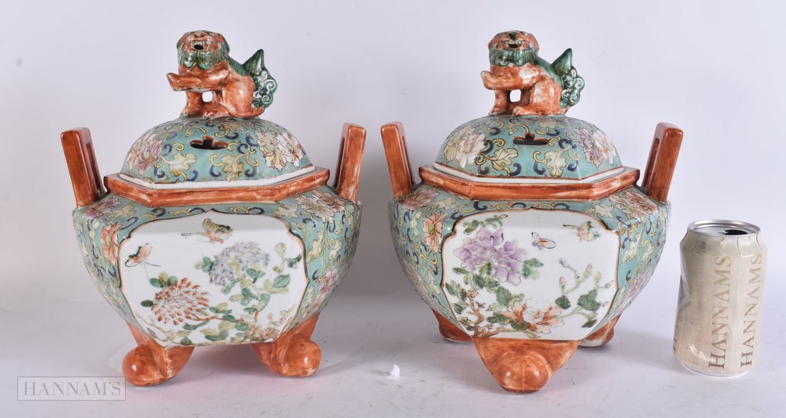 A LARGE PAIR OF CHINESE REPUBLICAN PERIOD PORCELAIN KOROS AND COVERS. 27 cm x 18 cm.: A LARGE PAIR OF CHINESE REPUBLICAN PERIOD PORCELAIN KOROS AND COVERS. 27 cm x 18 cm.