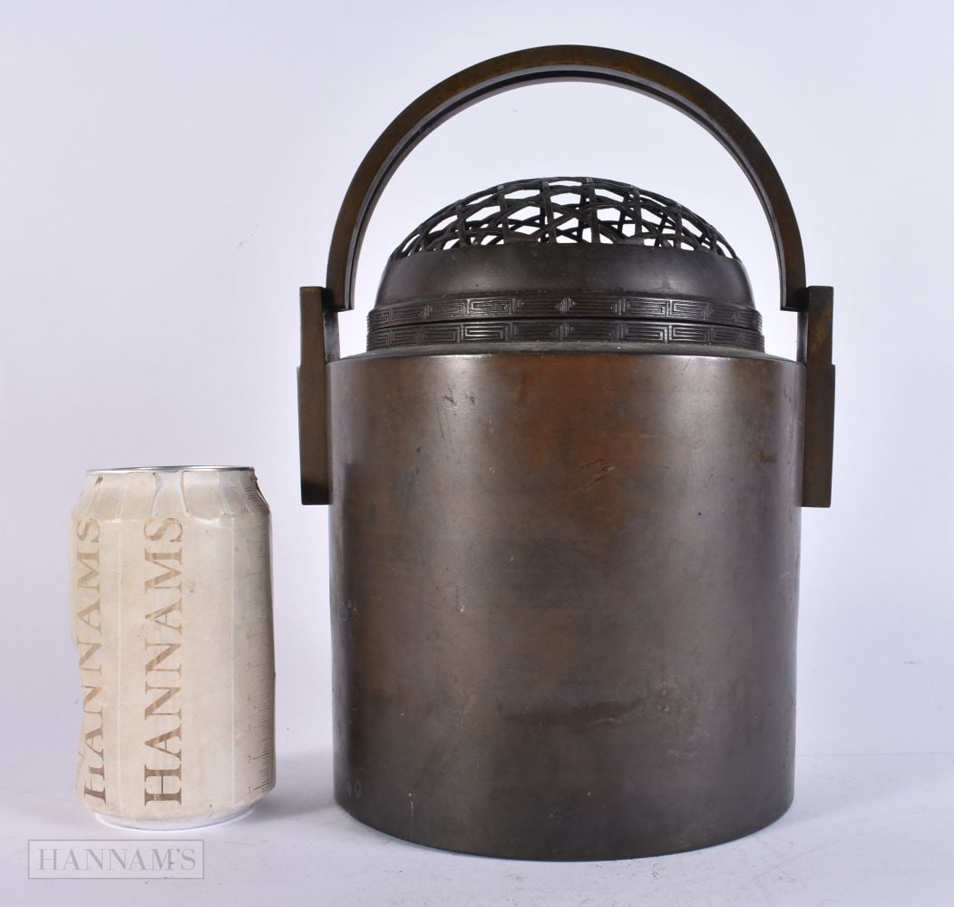 A LARGE CHINESE BRONZE CENSER AND COVER. 28 cm high inc handle.: A LARGE CHINESE BRONZE CENSER AND COVER. 28 cm high inc handle.