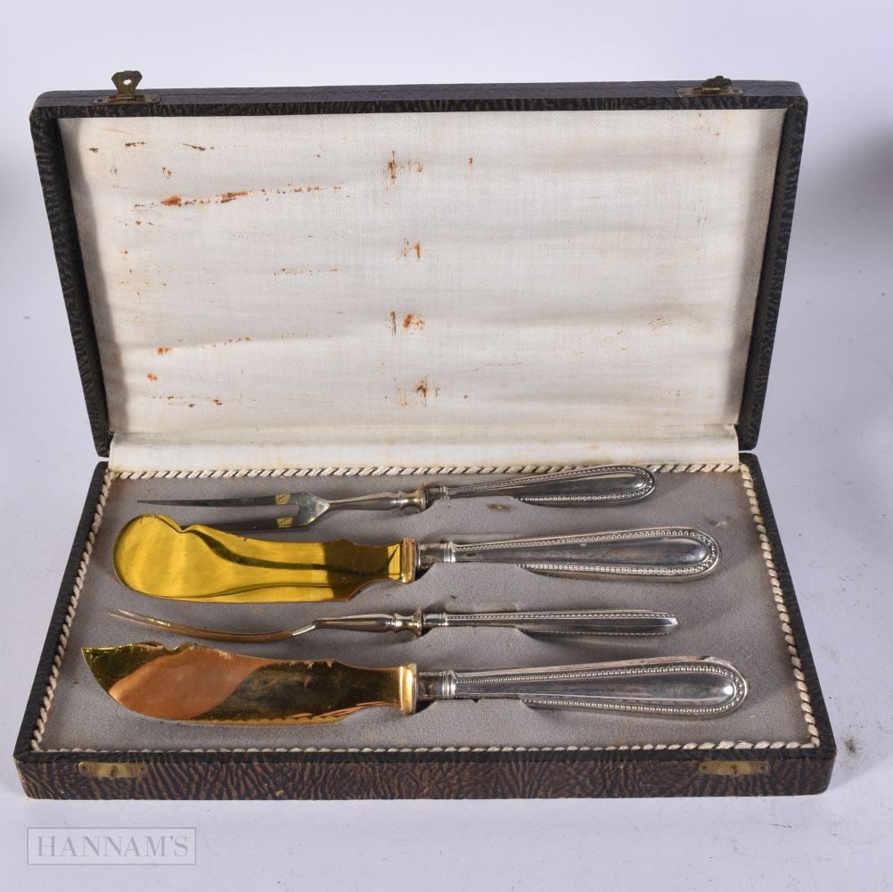 A CASED SET OF SILVER HANDLED TOOLS. 140 grams overall. (1 of 5)