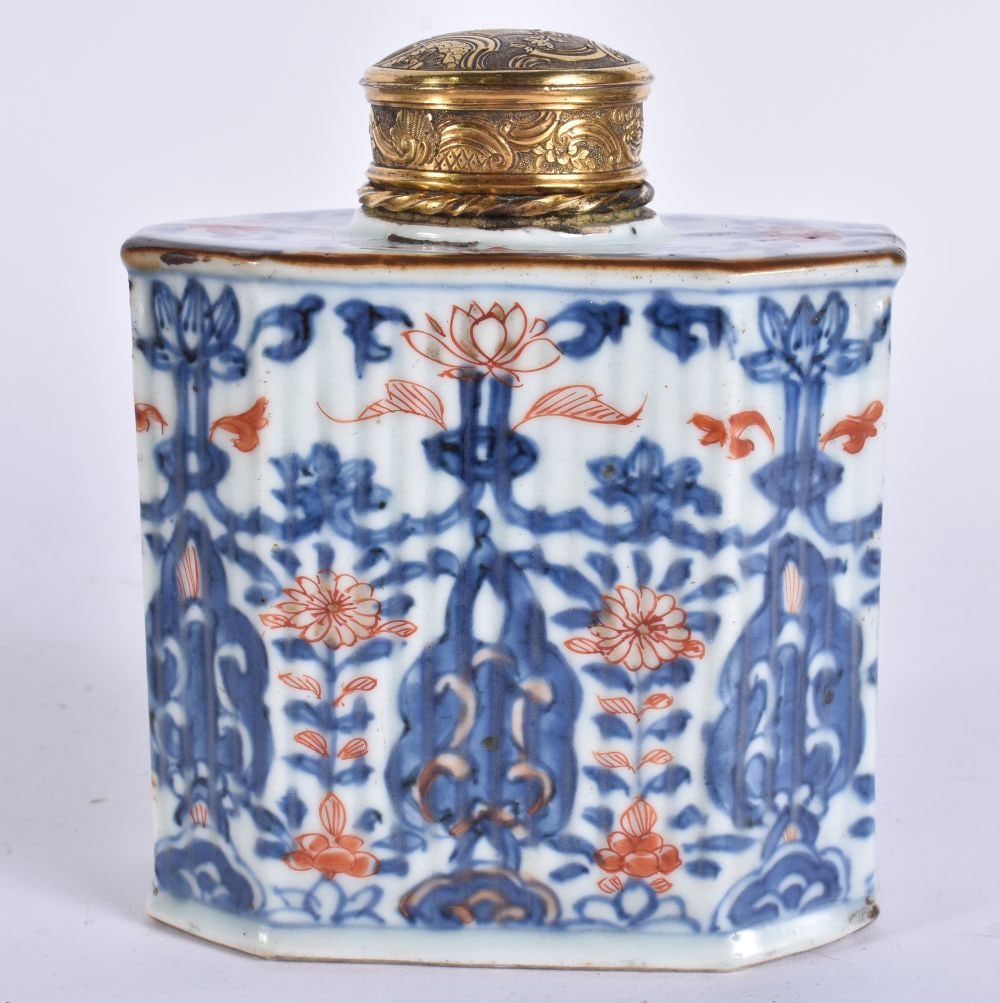 A 17TH/18TH CENTURY CHINESE EXPORT IMARI PORCELAIN TEA CANISTER Kangxi/Yongzheng. 12 cm x 8.5 cm.: A 17TH/18TH CENTURY CHINESE EXPORT IMARI PORCELAIN TEA CANISTER Kangxi/Yongzheng. 12 cm x 8.5 cm.