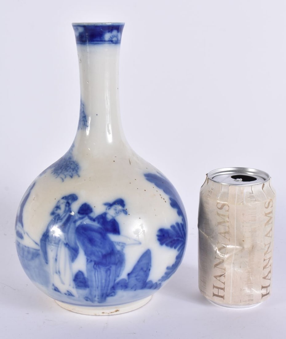 AN ANTIQUE ORIENTAL BLUE AND WHITE PORCELAIN VASE. 26.5 cm high. (1 of 5)