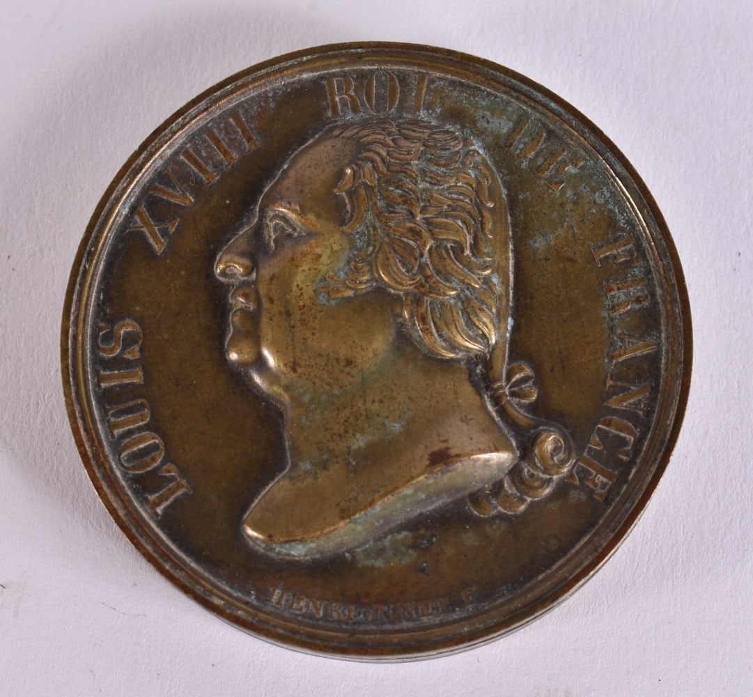 AN EARLY 19TH CENTURY LOUIS XVIII MEDALLION BOX. 4.75 cm wide. (1 of 3)