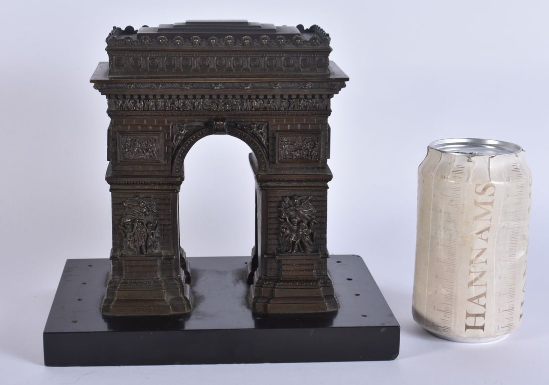 A LARGE 19TH CENTURY FRENCH GRAND TOUR BRONZE ARC DE TRIOMPHE upon a marble base. 19 cm x 14 cm.: A LARGE 19TH CENTURY FRENCH GRAND TOUR BRONZE ARC DE TRIOMPHE upon a marble base. 19 cm x 14 cm.