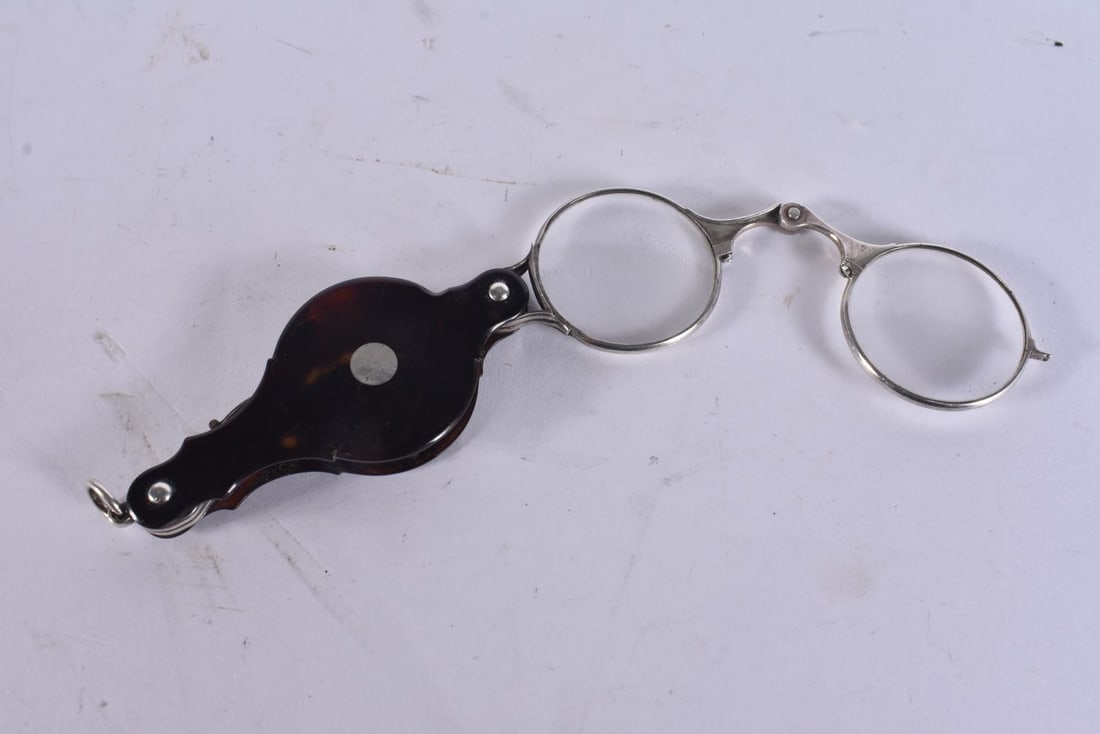 A PAIR OF EDWARDIAN SILVER AND TORTOISESHELL LORGNETTES. 7.5 cm x 10.25cm. (1 of 2)