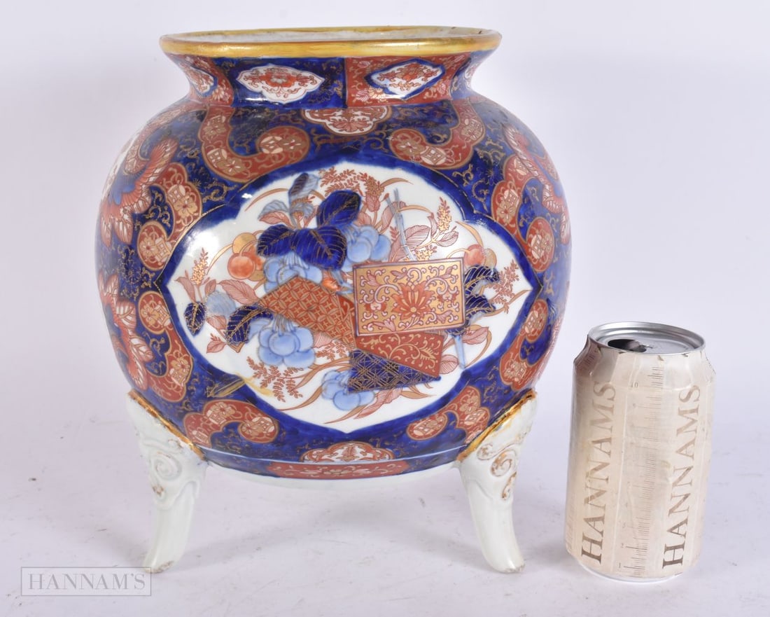 AN UNUSUAL 19TH CENTURY JAPANESE MEIJI PERIOD IMARI CAULDRON VASE. 25cm x 18 cm. (1 of 5)