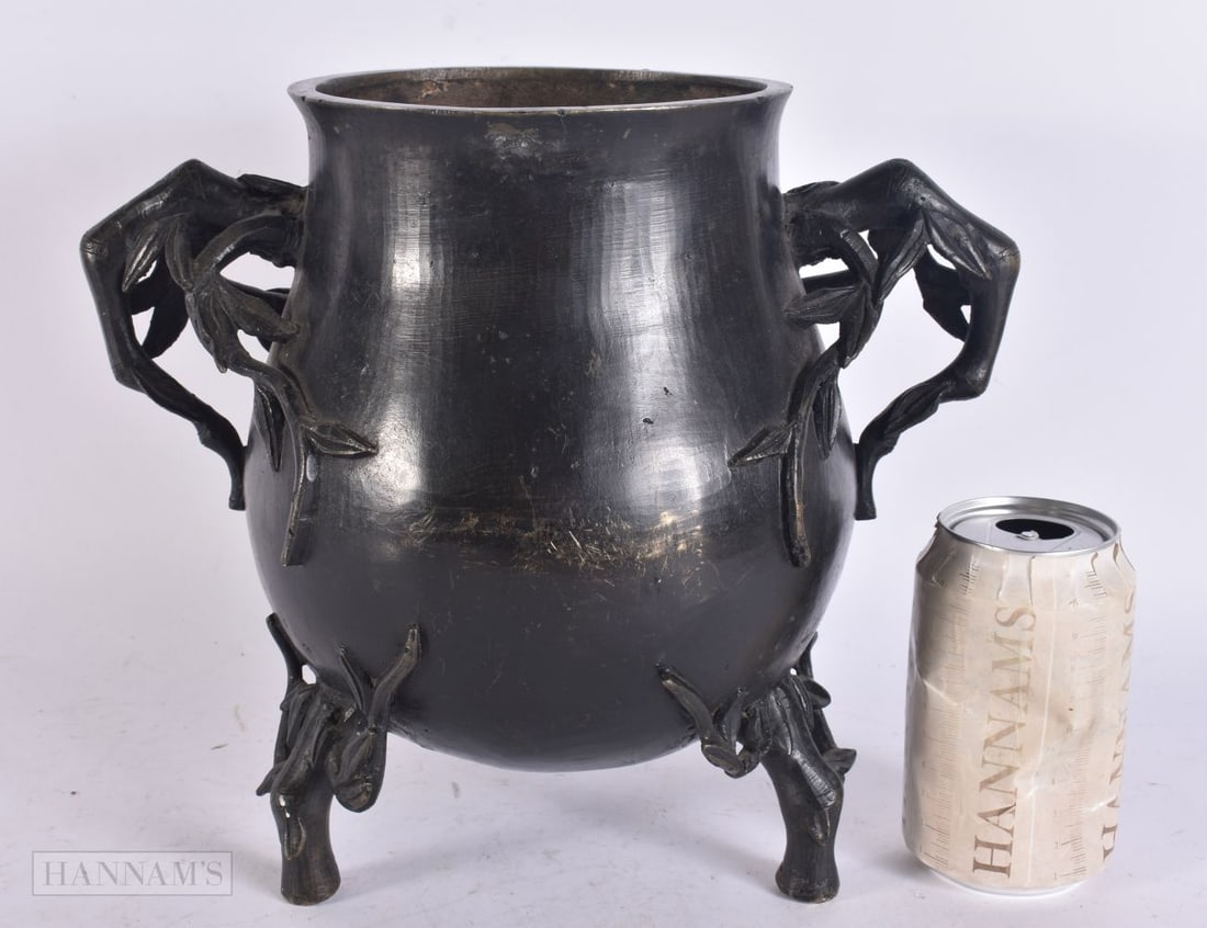 A LARGE 18TH/19TH CENTURY CHINESE TWIN HANDLED BRONZE CENSER Late Qianlong/Jiaqing. 25cm x 24 cm. (1 of 5)