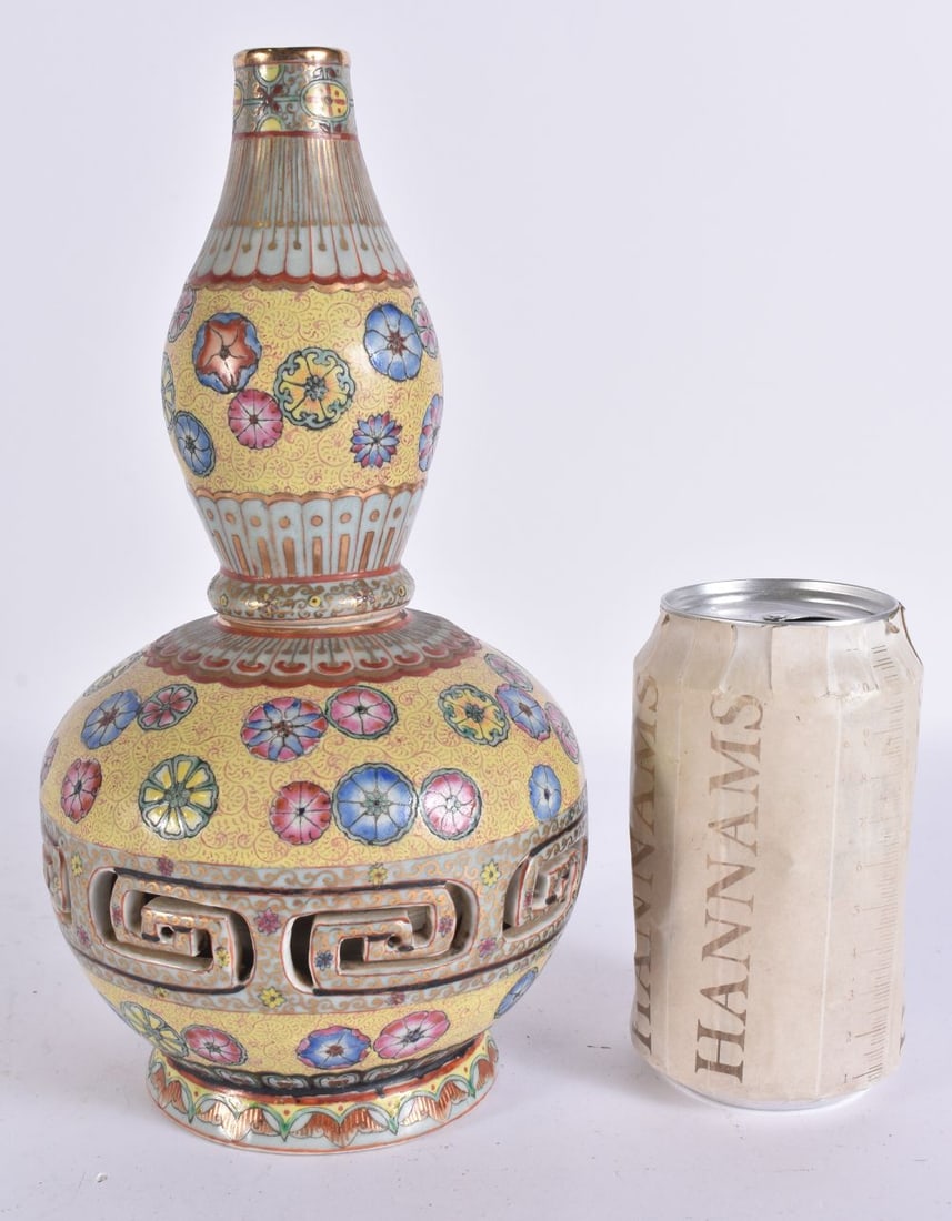 A CHINESE REPUBLICAN PERIOD PORCELAIN REVOLVING VASE bearing Qianlong marks to base. 24 cm high.: A CHINESE REPUBLICAN PERIOD PORCELAIN REVOLVING VASE bearing Qianlong marks to base. 24 cm high.