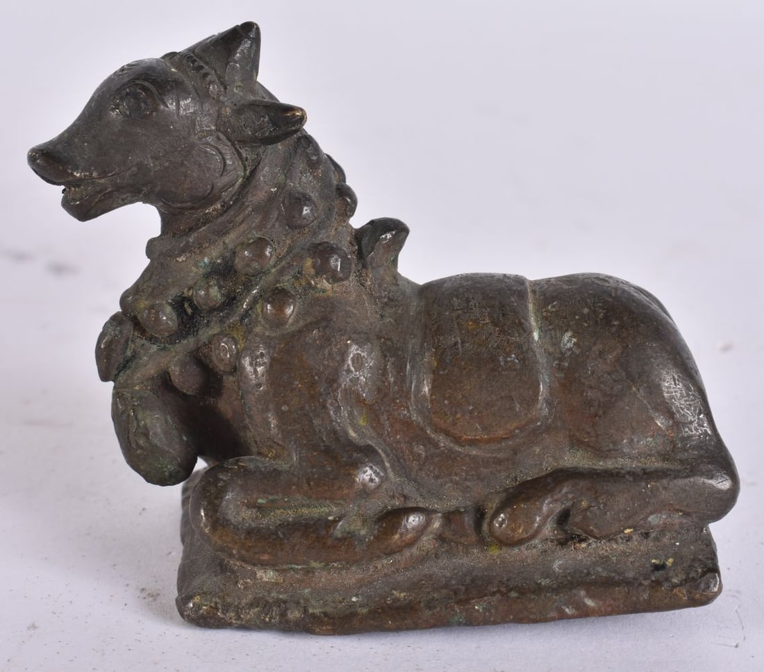 AN 18TH/19TH CENTURY INDIAN BRONZE HINDU FIGURE OF A SACRED COW. 8 cm x 6.5 cm. (1 of 5)