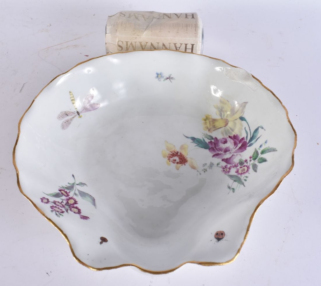 A LARGE ANTIQUE MEISSEN PORCELAIN SHELL SHAPED DISH. 25cm x 22cm. (1 of 5)