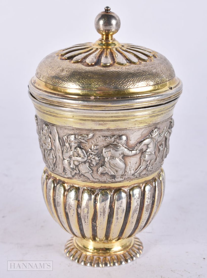 AN ANTIQUE CONTINENTAL SILVER GILT CUP AND COVER. 145 grams. 12 cm high. (1 of 3)