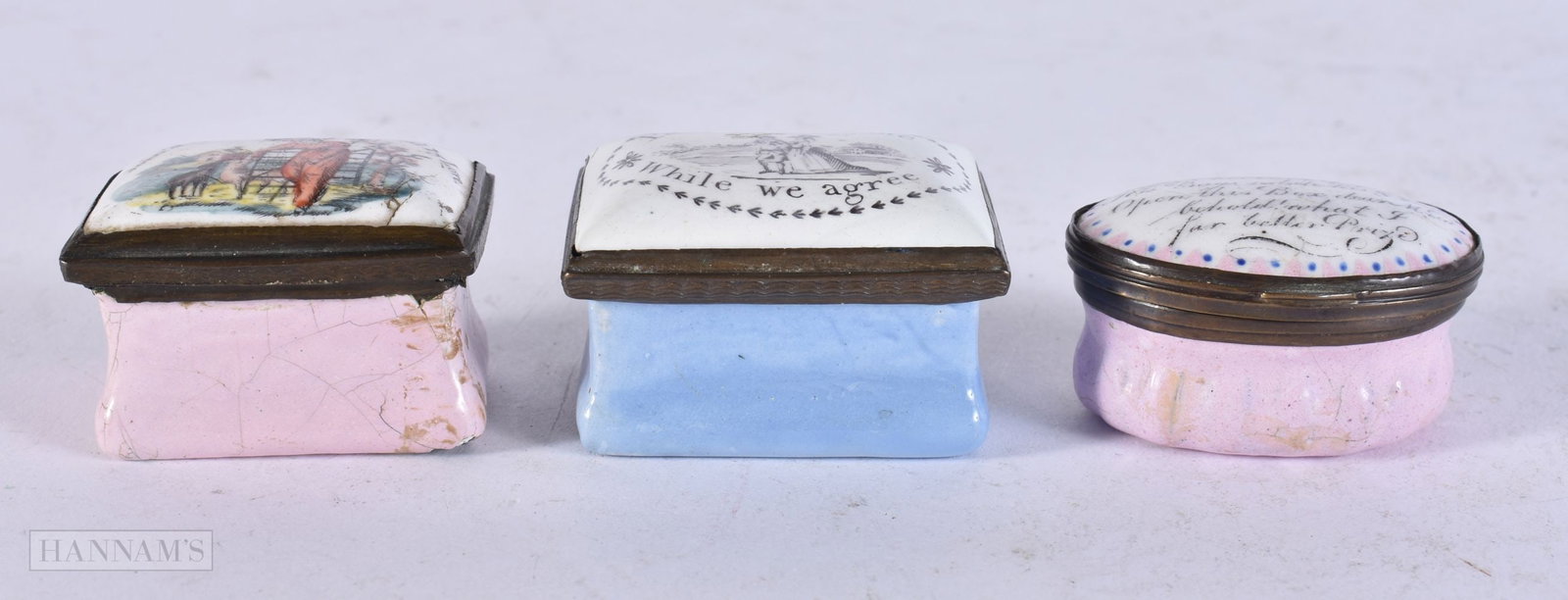 THREE 18TH CENTURY BILSTON STAFFORDSHIRE ENAMEL PILL/PATCH BOXES. Largest 4.5 cm wide. (3) (1 of 4)