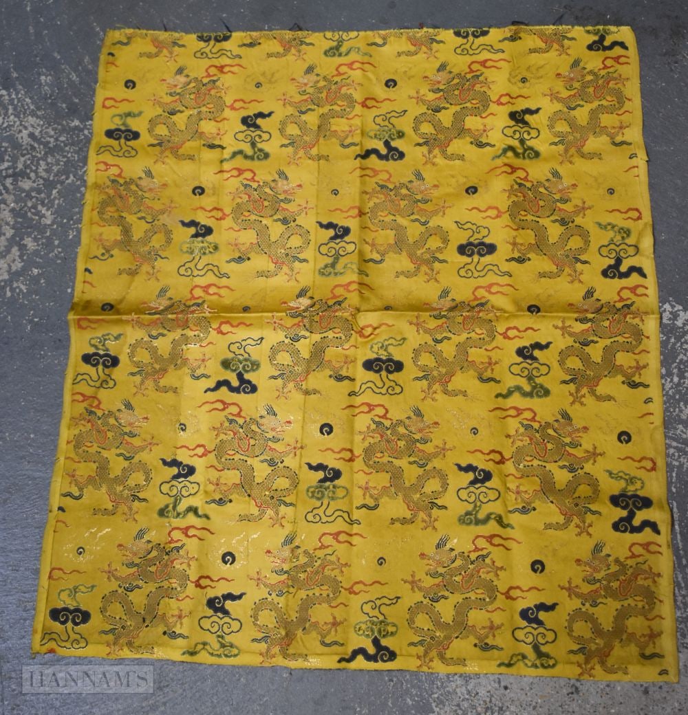 A FINE 17TH CENTURY CHINESE SILK BROCADE DRAGON PANEL Kangxi. 68 cm x 84 cm. (1 of 7)
