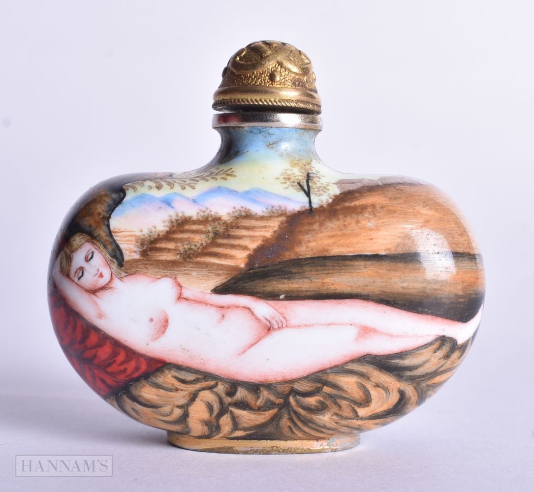 A CHINESE CANTON ENAMEL SNUFF BOTTLE AND STOPPER. 5 cm x 5.5 cm.: A CHINESE CANTON ENAMEL SNUFF BOTTLE AND STOPPER. 5 cm x 5.5 cm.