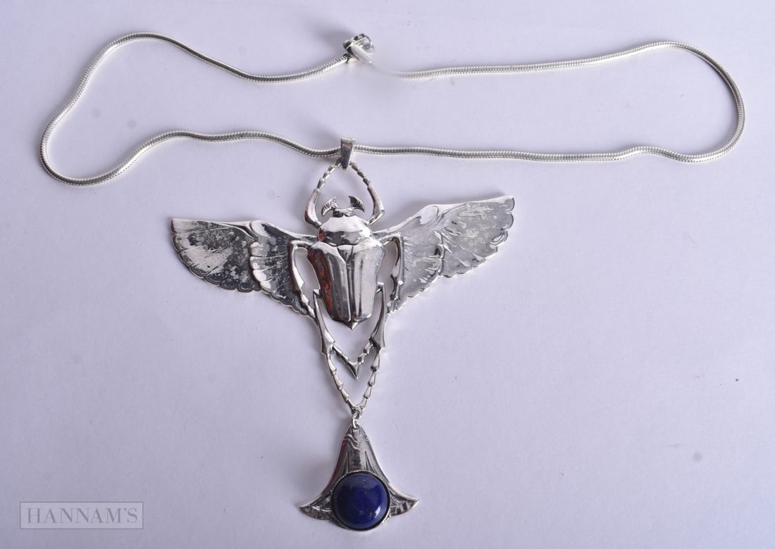 A SILVER NECKLACE. 42 grams. 9.75 cm x 8.75 cm.: A SILVER NECKLACE. 42 grams. 9.75 cm x 8.75 cm.
