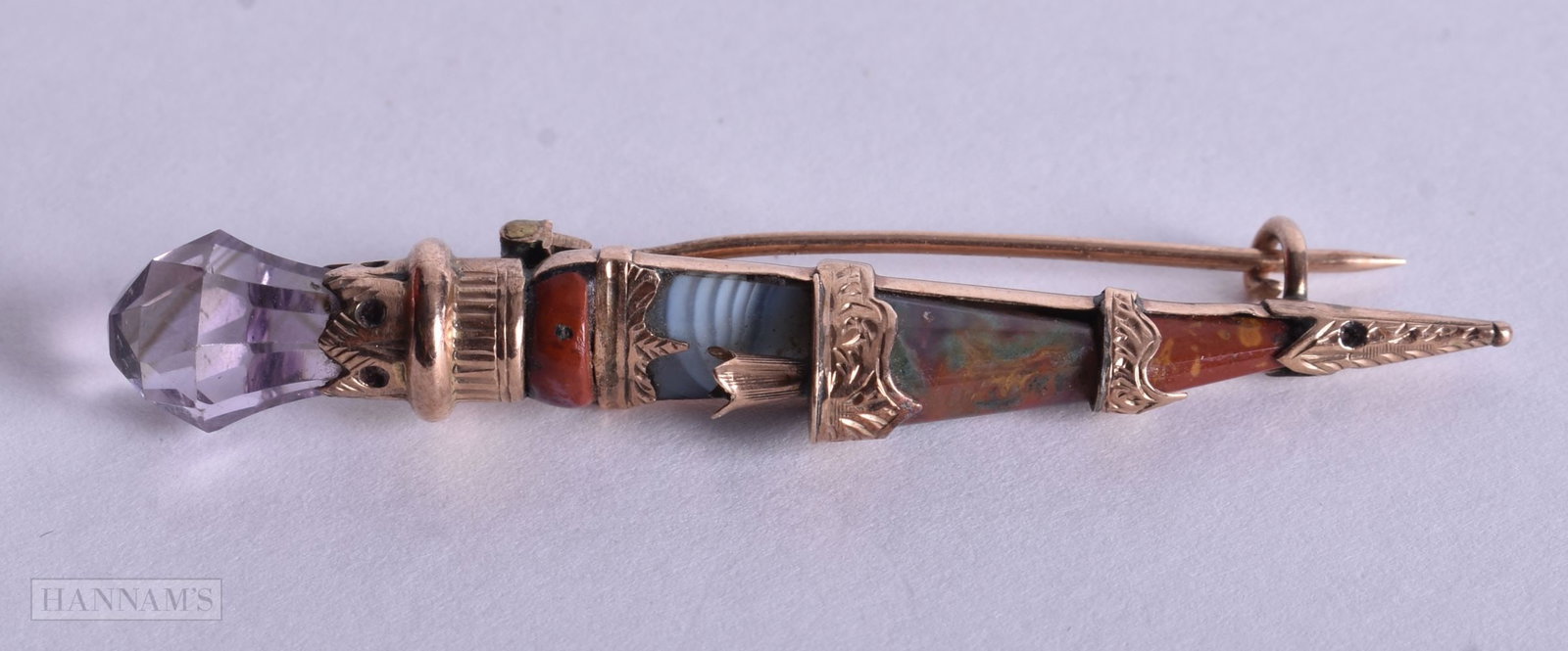 AN ANTIQUE SCOTTISH GOLD DIRK BROOCH. 4.4 grams. (1 of 2)