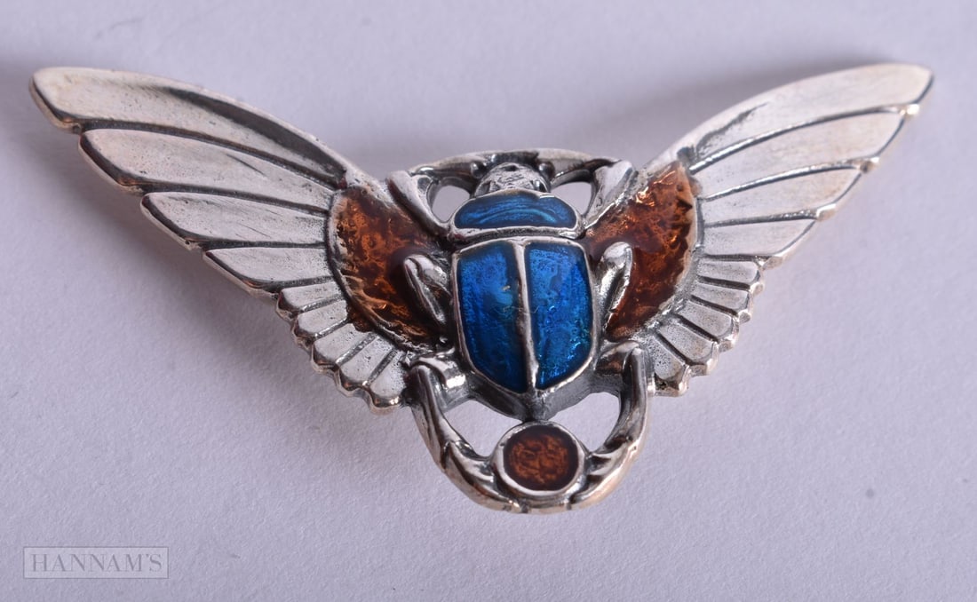 A SILVER SCARAB BROOCH. 9.5 grams. 3 cm x 5.25 cm.: A SILVER SCARAB BROOCH. 9.5 grams. 3 cm x 5.25 cm.