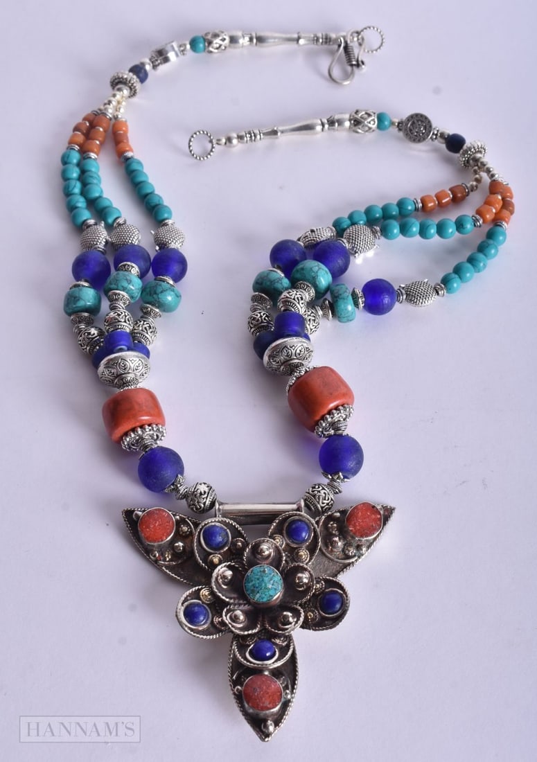 A TIBETAN NECKLACE. 142 grams. 54 cm long.: A TIBETAN NECKLACE. 142 grams. 54 cm long.