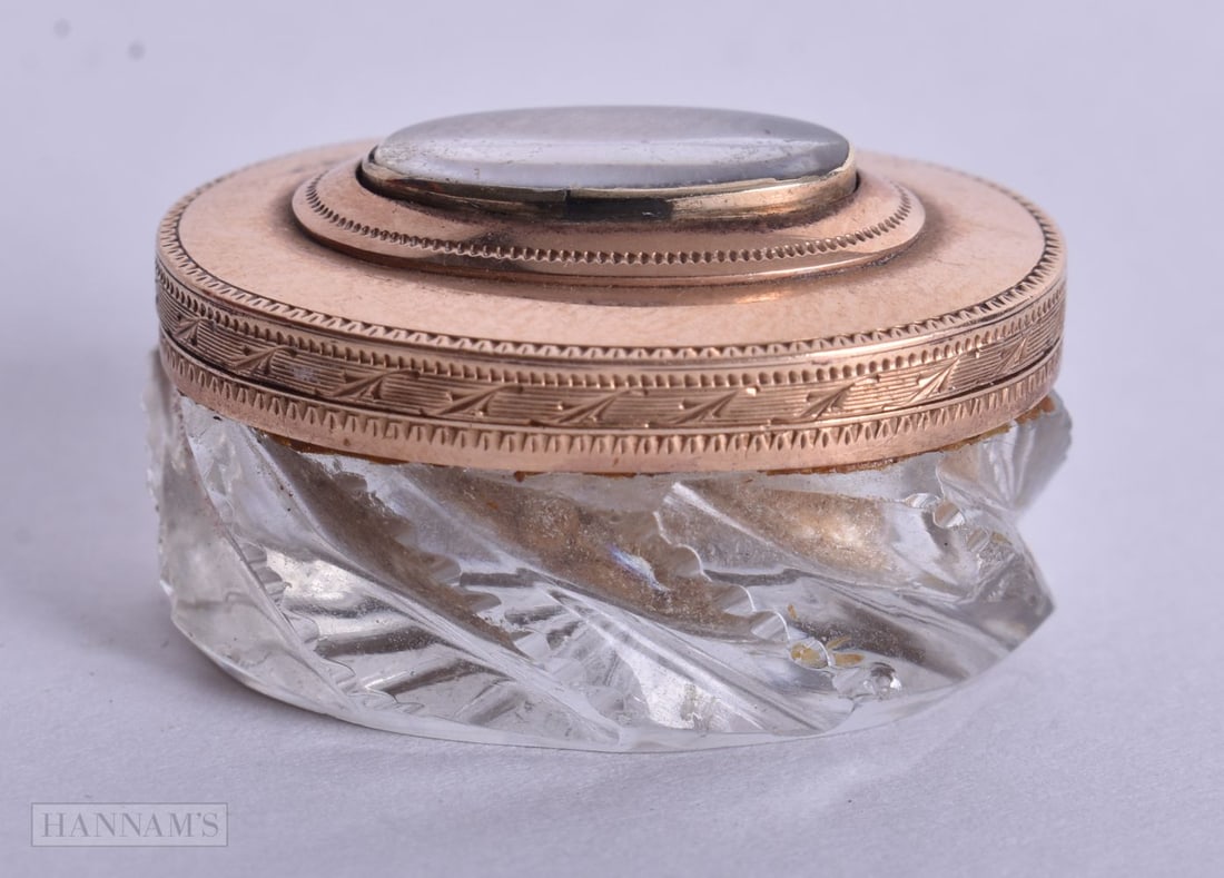 AN ANTIQUE GOLD MOUNTED VINAIGRETTE. 16.7 grams. 3 cm x 2 cm. (1 of 4)
