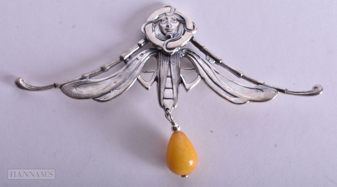 A SILVER NECKLACE. 22 grams. 10.5 cm x 6.25 cm.: A SILVER NECKLACE. 22 grams. 10.5 cm x 6.25 cm.