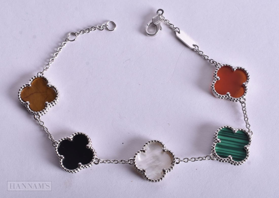 A SILVER CLOVER BRACELET. 7.8 grams. 20 cm long.: A SILVER CLOVER BRACELET. 7.8 grams. 20 cm long.