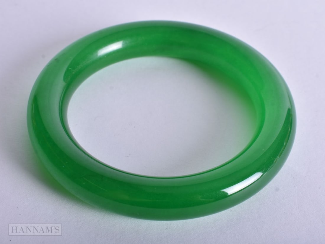 A CHINESE BANGLE. 6 cm wide.: A CHINESE BANGLE. 6 cm wide.
