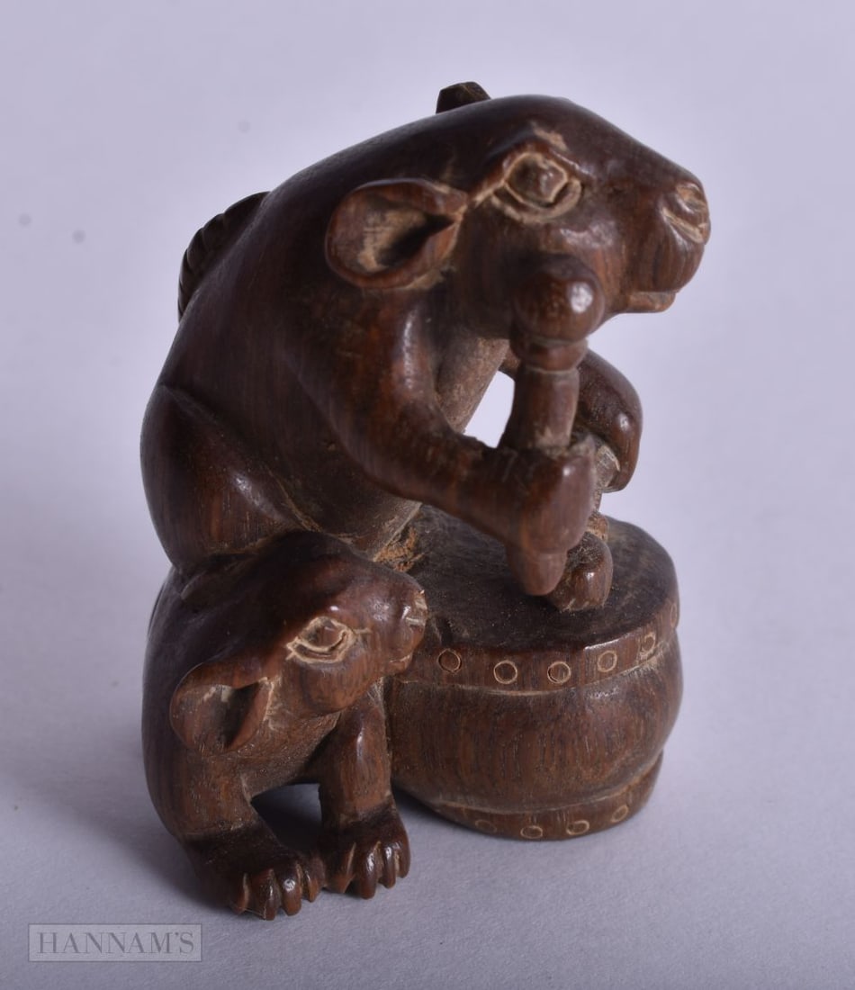 A JAPANESE WOOD NETSUKE. 4.75 cm x 3.5 cm.: A JAPANESE WOOD NETSUKE. 4.75 cm x 3.5 cm.