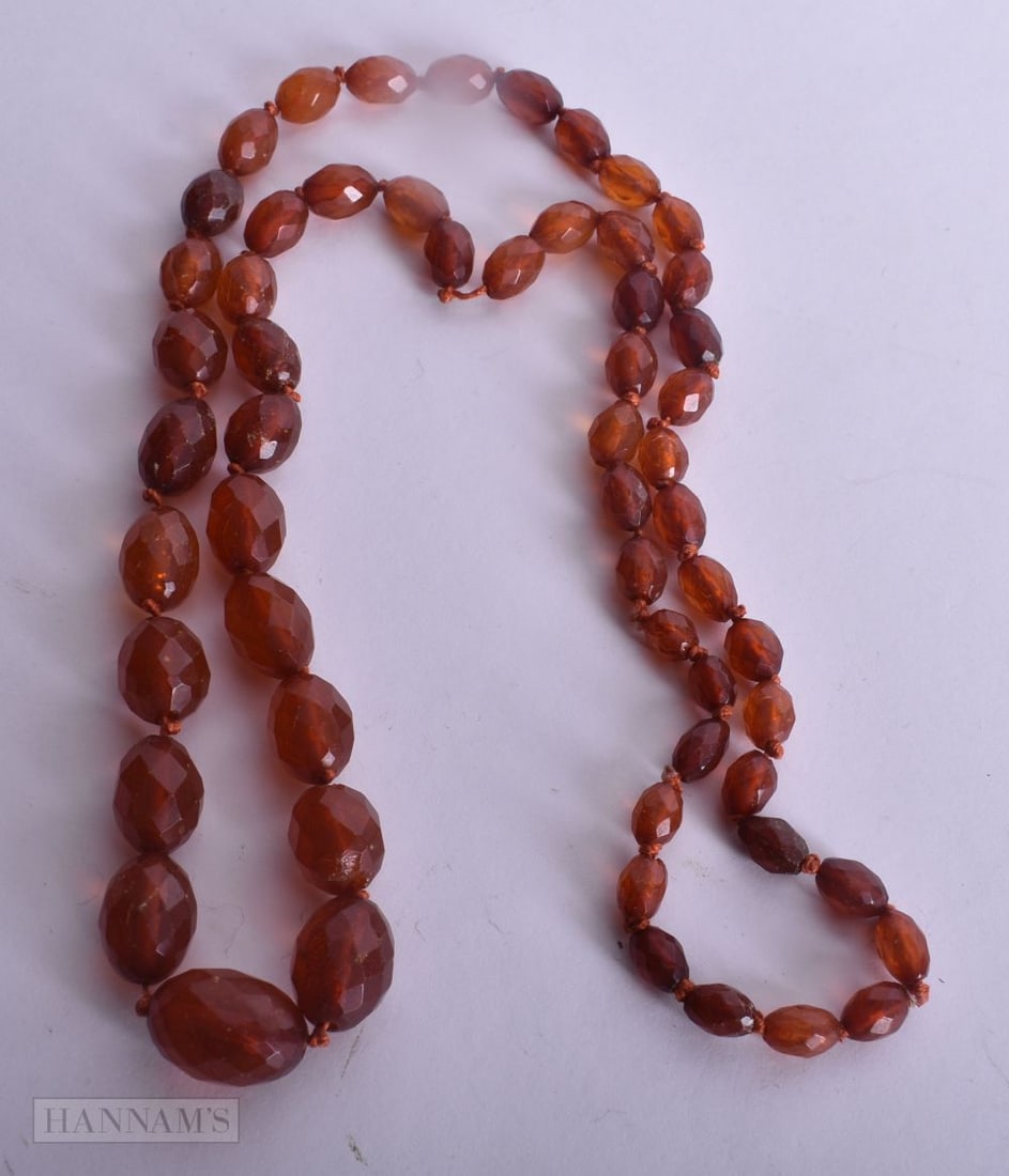 AN AMBER NECKLACE. 25.4 grams. 70 cm long. (1 of 3)