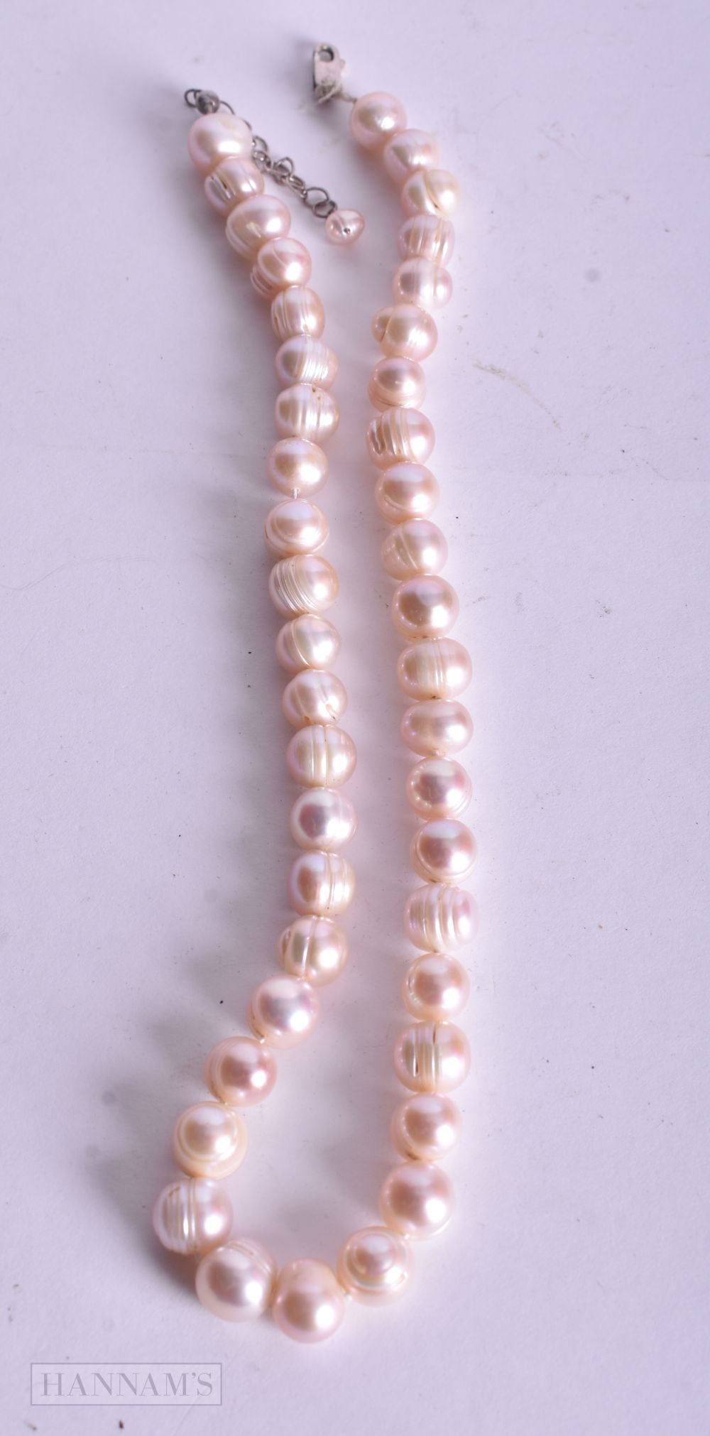 A PEARL NECKLACE. 47.6 grams. 47 cm long.: A PEARL NECKLACE. 47.6 grams. 47 cm long.