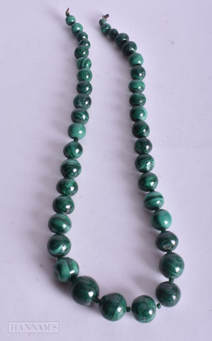 A MALACHITE NECKLACE. 144 grams. 53 cm long.: A MALACHITE NECKLACE. 144 grams. 53 cm long.