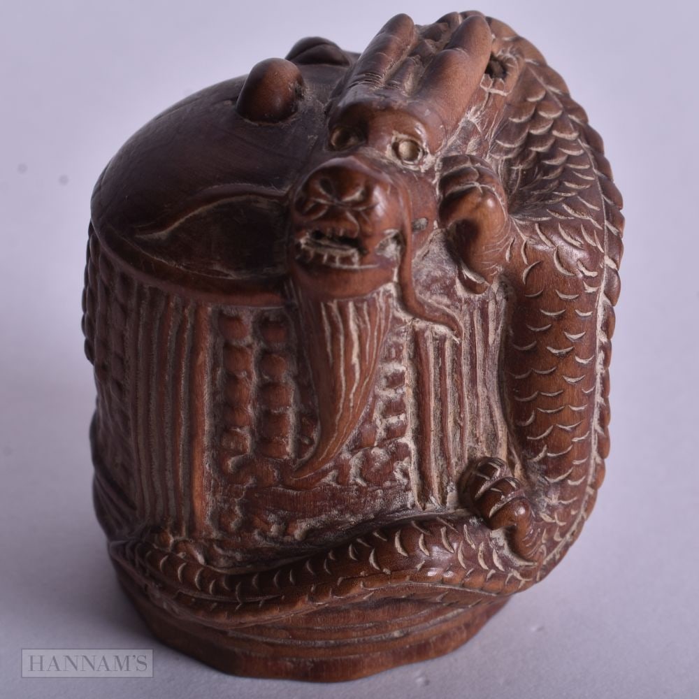 A JAPANESE WOOD NETSUKE. 5 cm x 4.5 cm.: A JAPANESE WOOD NETSUKE. 5 cm x 4.5 cm.