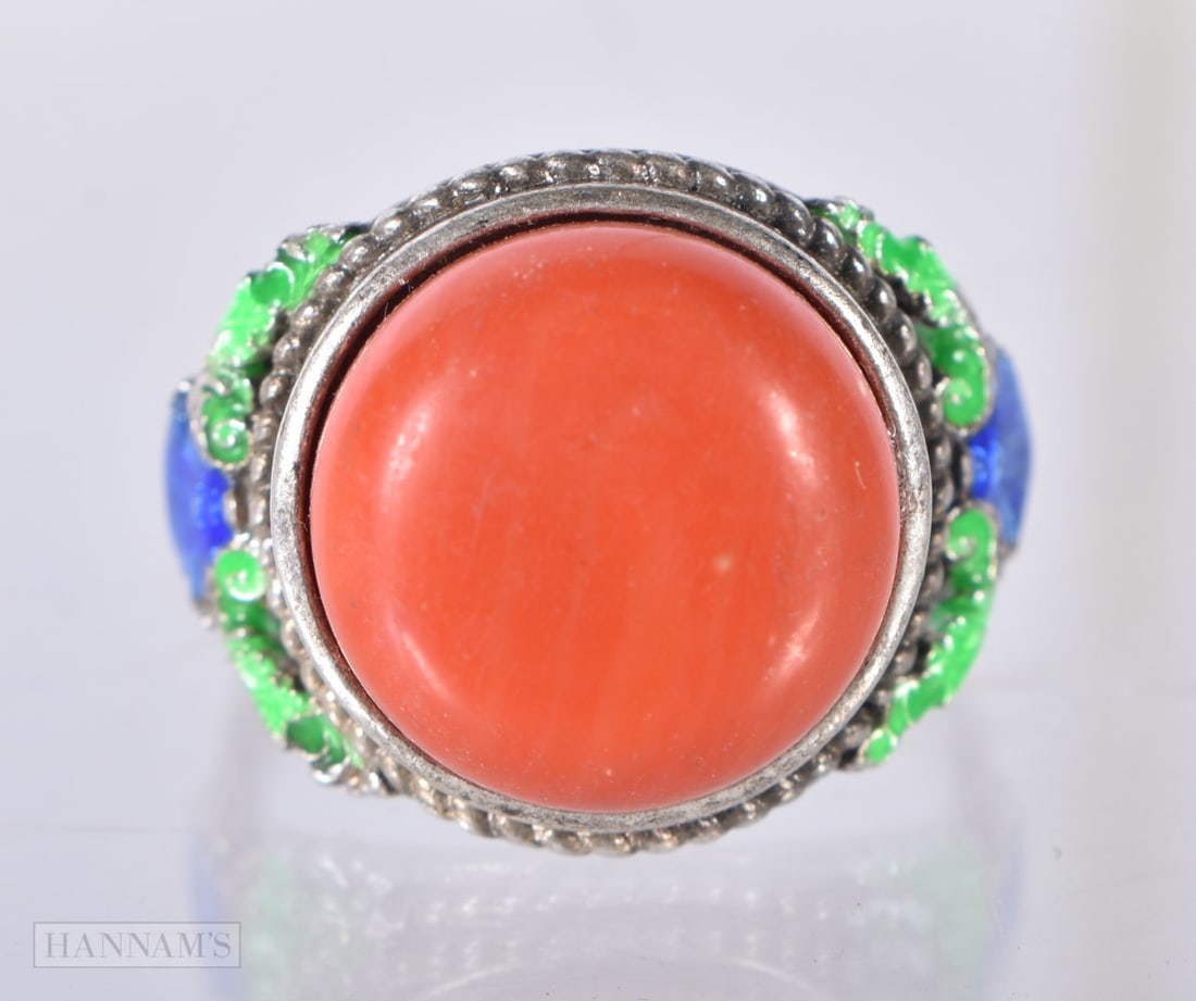 A CHINESE WHITE METAL RING. 8 grams. R.: A CHINESE WHITE METAL RING. 8 grams. R.